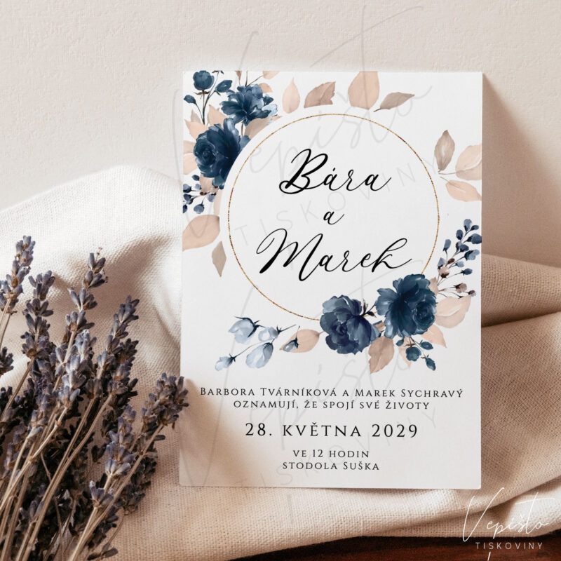 svatební oznámení modrá modré květy béžové listy šablona vzor oznámení text s květinami romantické inpirace
