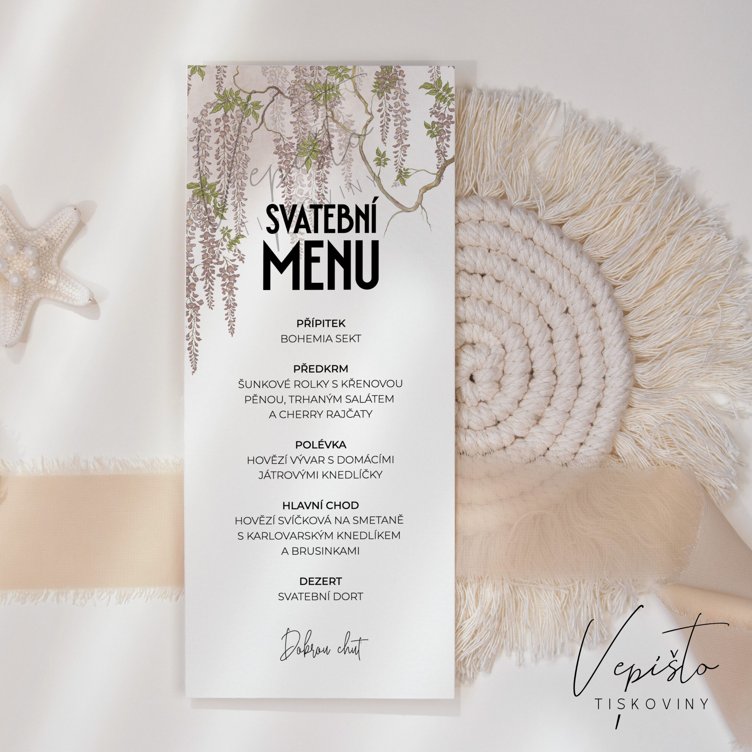 malé menu na svatební hostinu na talíře růžové květy vistárie moderní romantické